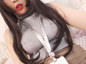 [Net Red COSER Photo] Sister Xuan Xiao - Newcomer OL in the workplace