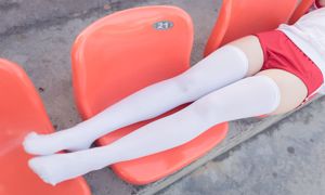 [Campo de viento] NO.112 La chica en traje de gimnasia de seda blanca en el campo de deportes