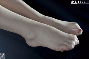 Model Qingqing "Leopard Print High-heeled Girl with Silk Feet" [Ligui LiGui] Photo of beautiful legs and jade feet