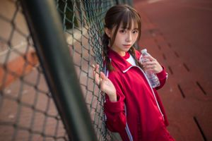 Kitaro_Kitaro "Chica en ropa deportiva roja"